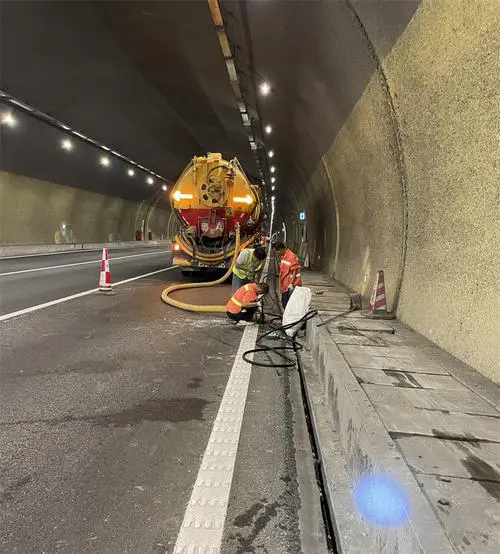 山丹隧道排水渠清淤